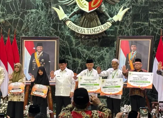 Gubernur Jakarta, Pramono Anung memberangkatkan 48 marbot dan juara MTQ beribadah umrah di Balai Kota, Gambir, Jakarta Pusat, Rabu, 21 Oktober 2026. (Sumber: Poskota/Syifa Putri)