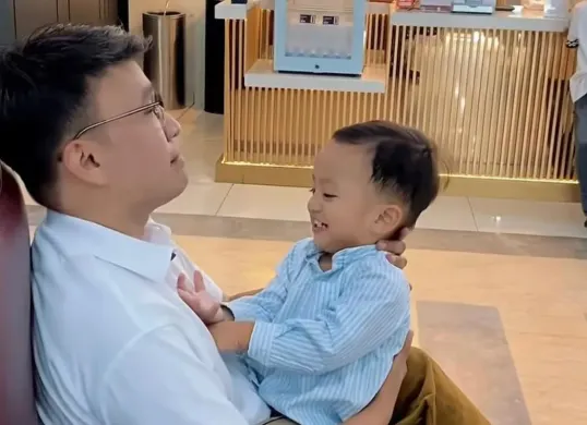 Ruben Onsu mengungkap awal pertemuannya dengan Thayaka Putra Onsu, bayi yang kini menjadi anak angkatnya. (Sumber: Instagram/@ruben_onsu)