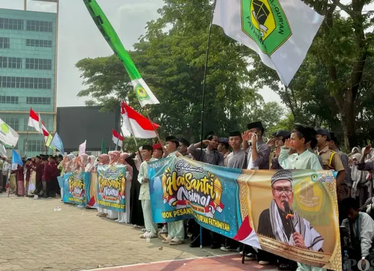 Santri Ponpes Fatimiyah mengikuti upacara peringatan Hari Santri 2026 di di Alun-Alun M. Hasibuan, Kota Bekasi, Jawa Barat, Kamis, 22 Oktober 2026. (Sumber: Poskota/Dini Aghnny Khoiriyah)