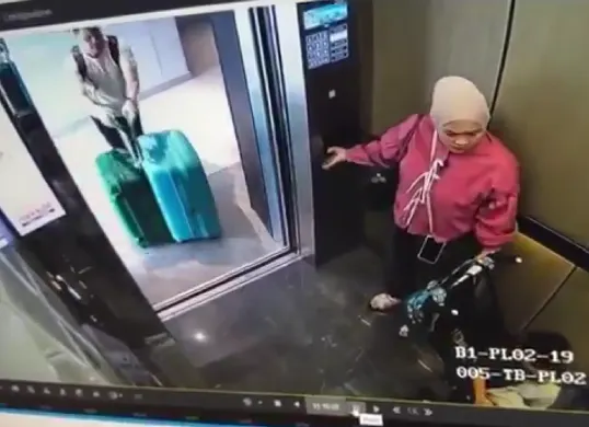 Rekaman CCTV yang memperlihatkan dugaan perlakuan kasar terhadap balita di dalam lift di Malaysia beredar luas di media sosial. Lokasi pasti dan identitas pihak yang terlibat masih perlu dikonfirmasi. (Sumber: X)