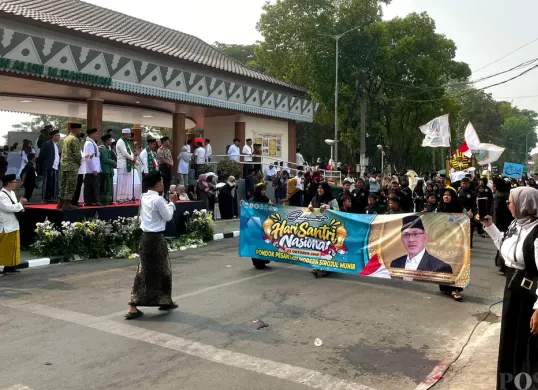 Santri mengikuti Pawai Kirab saat peringatan Hari Santri di Alun-Alun M. Hasibuan Kota Bekasi, Jawa Barat, Kamis, 22 Oktober 2026. (Sumber: Poskota/Dini Aghnny Khoiriyah)