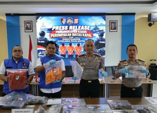 Ditpolairud Polda Banten Kombes Pol Eko Hartanto, didampingi Kabidhumas Kombes Pol Maruli Ahiles Hutapea dan Kasubdit Gakkum AKBP M. Fahrurozy menunjukkan barang bukti dalam konferensi pers di Dirpolairud Polda Banten. (Sumber: Polda Banten)