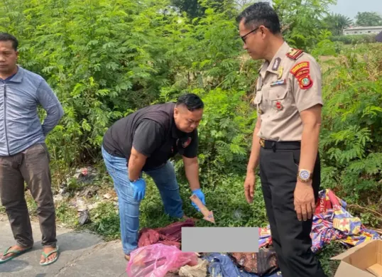 Warga Gempol Sari, Kecamatan Sepatan, Kabupaten Tangerang digegerkan dengan penemuan jasad bayi perempuan di pinggir Jalan Raya Gempol Sari pada Kamis, 22 Oktober 2026. (Sumber: Istimewa)