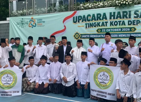 Wali Kota Depok, Supian Suri bersama para santri dan kiayi di lapangan Depon Open Space, Pancoran Mas, Kota Depok, Jawa Barat, Kamis, 22 Oktober 2026. (Sumber: Poskota/Angga Pahlevi)