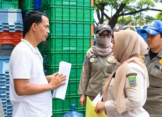 Satpol PP Kabupaten Bekasi mengirimkan surat penertiban kepada pemilik 19 bangunan liar di ruas Tol Jakarta-Cikampek KM 27–KM 28, Desa Sukadanau, Kecamatan Cikarang Barat. Kamis (22/10/2026). (Sumber: Diskominfosantik/Jaja Jaelani)