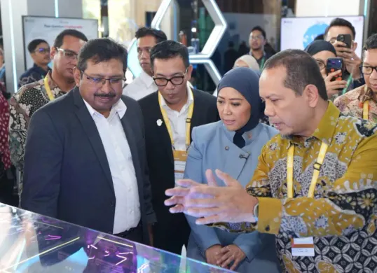 Menkomdigi RI Meutya Hafid (tengah) didampingi Direktur Network Telkom Budi Satria Dharma Purba di gelaran Bali Tech Week (BTW) 2026 di Bali Beach Convention Center, Denpasar, Senin (19/10). (Sumber: Telkom)