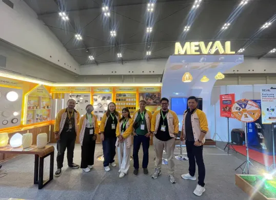 Lampu tenaga surya Tera Solar Light dan rangkaian saklar serta stop kontak berdesain minimalis dipamerkan dalam HOMEDEC 2026 di ICE BSD City, Tangerang. (Sumber: Istimewa)
