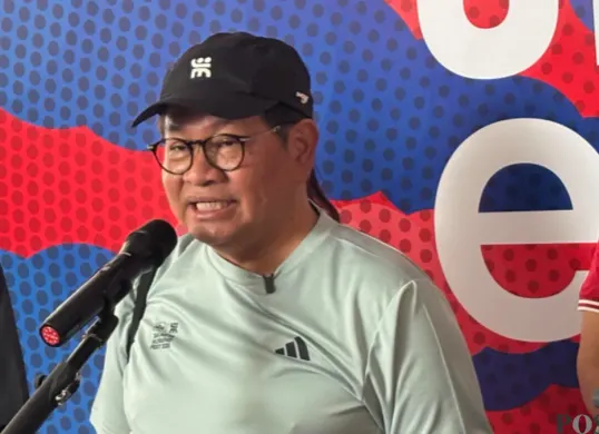 Gubernur DKI Jakarta, Pramono Anung (kanan) saat meninjau persiapan Jakarta Running Festival di Istora Senayan Gelora Bung Karno, Jakarta Pusat. (Sumber: Poskota/Syifa)