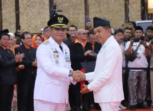 Gubernur Jawa Barat Kang Dedi Mulyadi (KDM) melantik Asep Surya Atmaja sebagai Bupati Bekasi Sisa Masa Jabatan Tahun 2025 - 2030 pada Jumat, (23/10/2026). (Sumber: Endar Bachtiar/Diskominfosantik)