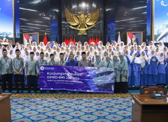 DPRD DKI Jakarta menerima kunjungan 177 siswa kelas VIII bersama 11 pendamping SMP Islam Terpadu Al Hikmah Cipayung, Depok, dalam kegiatan edukasi parlemen, Rabu (21/10). (Sumber: Istimewa)