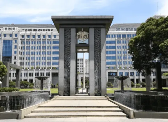 Bank Indonesia menyampaikan proyeksi pertumbuhan ekonomi Indonesia dalam konferensi pers Rapat Dewan Gubernur BI di Jakarta, 21 Oktober 2026. (Sumber: BI)
