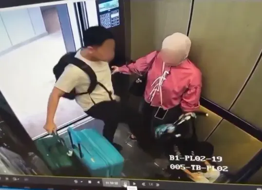 Seorang anak menjadi korban tindak kekerasan oleh kedua orang tuanya di dalam lift. (Sumber: Dok. X/@saftials)