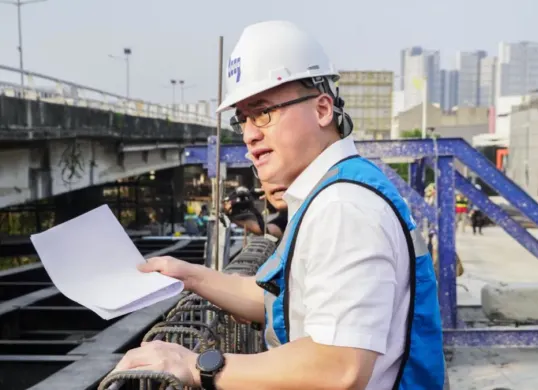 Anggota DPRD DKI Jakarta Hardiyanto Kenneth saat melakukan inspeksi mendadak (sidak) ke lokasi pembangunan Flyover Latumenten di Grogol Petamburan, Jakarta Barat. (Sumber: Istimewa)