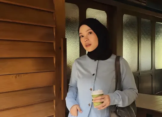 Pemengaruh Irenna Kristyn viral usai sindir spanduk Greenpeace yang dibentangkan di Bundaran HI pada Selasa, 20 Oktober 2026. (Sumber: Dok. Instagram/@irenna.kristyn)
