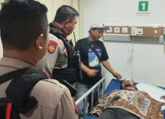 Polisi amankan barang bukti dan bawa korban penusukan dibawa ke RSUI Depok. (Sumber: Polres Metro Depok)