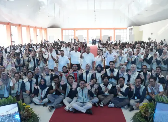 Guru dan siswa Sekolah Rakyat Terpadu Kulon Progo berfoto bersama dalam rangkaian program Connect.in-Spirasi: Yogyakarta Chapter 2026 yang diselenggarakan Telkom berkolaborasi dengan Kementerian Sosial RI pada 22–23 Oktober 2026 (Sumber: Telkom)