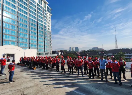 Para teknisi Telkom Akses bersiaga dalam mendukung penataan infrastruktur telekomunikasi melalui program Sarana Jaringan Utilitas Terpadu (SJUT) di Kota Bandung. (Sumber: Telkom)
