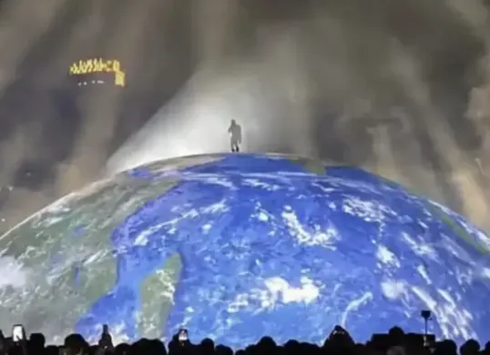 Kanye West tampil dalam konser Ye Live in Jakarta di Stadion Utama Gelora Bung Karno, Jakarta, Sabtu (24/10/2026), dengan konsep panggung 360 derajat dan penampilan sejumlah lagu populernya. (Sumber: Instagram)