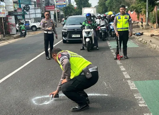 Olah TKP kecelakaan maut di Jalan Raya Nusantara, Depok Jaya, Pancoran Mas, Kota Depok, Jawa Barat, Sabtu, 24 Oktober 2026. (Sumber: Dok. Istimewa)