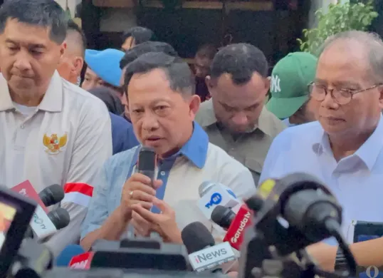 Mendagri Tito Karnavian meninjau program perbaikan rumah di Kampung Ambon, Kedaung Kali Angke, Jakarta Barat, Sabtu, 24 Oktober 2026. (Sumber: Poskota/Ali Mansur)