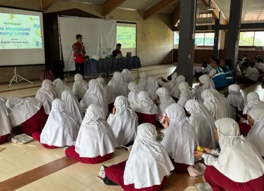Keseruan siswa-siswi kelas 6 SDIT Iqro Jati Makmur saat mengikuti kegiatan PLN Mengajar bersama tim K3L dan Kam PLN. (Sumber: Dok. PLN UID Jakarta Raya)