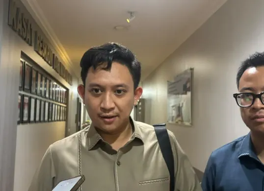 Kuasa hukum ED, Alfalah Fadilah, memberikan keterangan terkait pemeriksaan kliennya dalam kasus dugaan perusakan dan pencurian di area parkir Metland Tambun Selatan. (Sumber: Istimewa)