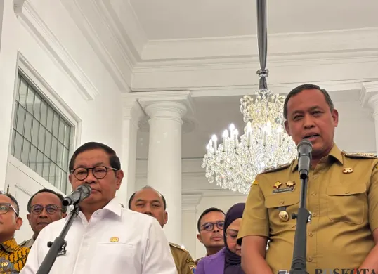 Gubernur DKI Jakarta, Pramono Anung (kiri) dan Wali Kota Bekasi, Tri Ardhito (kanan) di Balai Kota DKI Jakarta, Senin 26 Oktober 2026. (Sumber: Poskota/Syifa)
