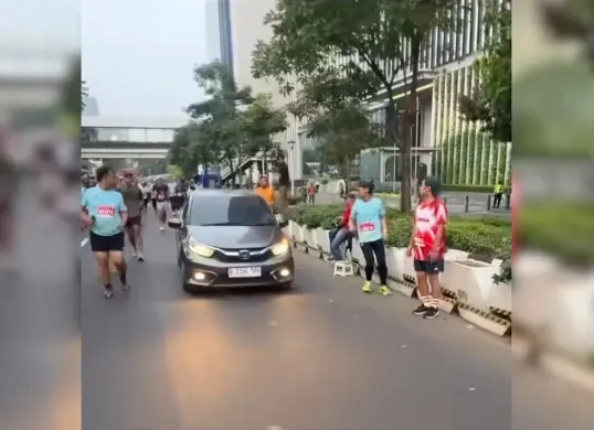 Mobil terobos jalur pelari di Jakarta Running Festival (JRF) karena kondisi darurat (Dok. Threads/@aprilizio)
