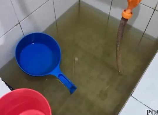 Kondisi air PAM yang keruh dan kecokelatan di rumah warga kawasan Villa Taman Kartini, Margahayu, Bekasi Timur. (Sumber: Poskota/Dhiny.)