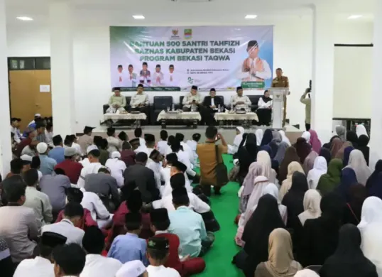 Baznas Kabupaten Bekasi menyalurkan bantuan senilai total Rp500 juta kepada 500 santri penghafal Al-Qur’an melalui program 'Bekasi Takwa'. (Sumber: Istimewa)