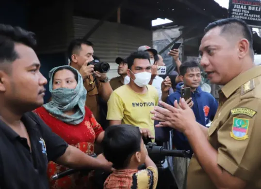 Bupati Bekasi Asep Surya Atmaja meninjau langsung penertiban 19 bangunan liar di ruas Tol Jakarta-Cikampek KM 27–28, Desa Sukadanau, Kecamatan Cikarang Barat, Senin, 26 Oktober 2026. (Sumber: Istimewa)