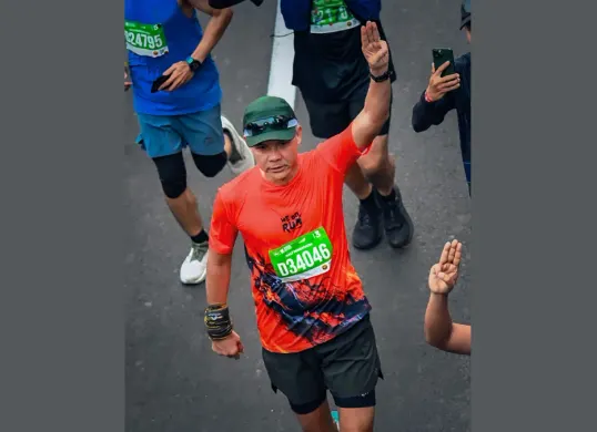 Ganjar Pranowo vokal suarakan kebakaran hutan dan lahan saat mengikuti acara Jakarta Running Fest 2026. (Sumber: Dok. Threads/@ganjar_pranowo)