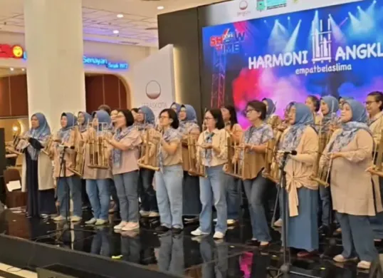 Aksi panggung tim angklung Harmoni XIV.5 di Mal Teras Kota BSD City, Tangerang Selatan, Sabtu, 24 Oktober 2026. (Sumber: Istimewa)