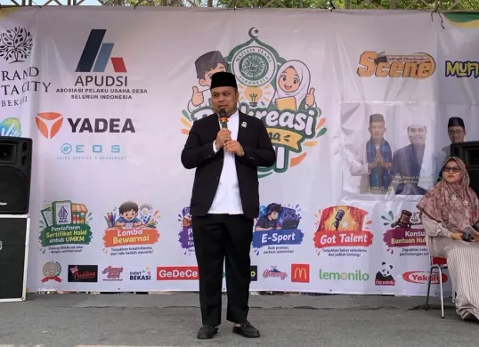 Ketua MUI Kecamatan Babelan, Kabupaten Bekasi, KH. Husnul Amal Mas’ud saat membuka Gelaran Kreasi Seni Religi dan Bazar UMKM di kompleks Perumahan Grand Duta City, Minggu, 25 Oktober 2026. (Sumber: Dok. Istimewa)