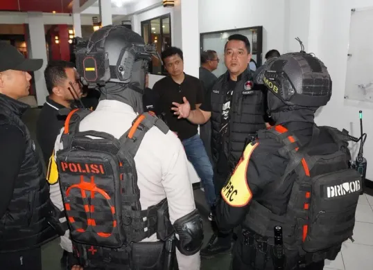 Polisi menangkap tujuh orang terduga terkait penyalahgunaan narkotika saat penggerebekan di Kompleks Permata atau Kampung Ambon, Cengkareng, Jakarta Barat, Minggu, 25 Oktober 2026. (Sumber: Dok. Istimewa)