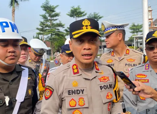 Kapolres Cimahi, AKBP Endy Desianto memberikan pernyataan kepada wartawan di Mako Polres Cimahi, Jalan Amir Machmud, Kota Cimahi, Jawa Barat, Senin, 26 Oktober 2026. (Sumber: Poskota/Gatot Poedji Utomo)