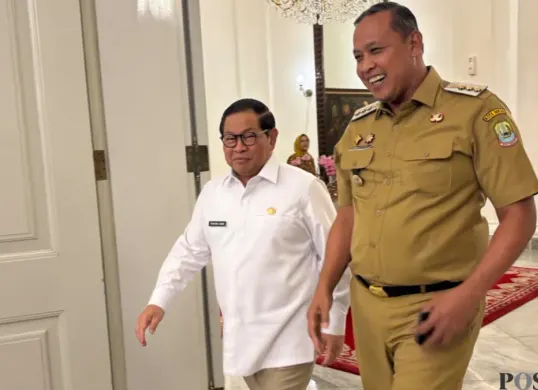 Gubernur DKI Jakarta, Pramono Anung (kiri) dan Wali Kota Bekasi, Tri Ardhianto (kanan) melakukan penandatanganan kerja sama penanganan sampah bantar gerbang, Senin 26 Oktober 2026. (Sumber: Poskota/Syifa)