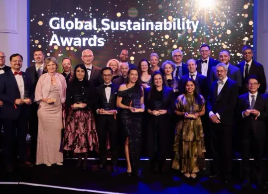 Direktur Human Capital Management Telkom Willy Saelan menerima penghargaan SDG Pioneer Award dalam ajang Reuters Events Global Sustainability Awards 2026 di London, Inggris, Rabu, 21 Oktober 2026. (Sumber: Telkom)