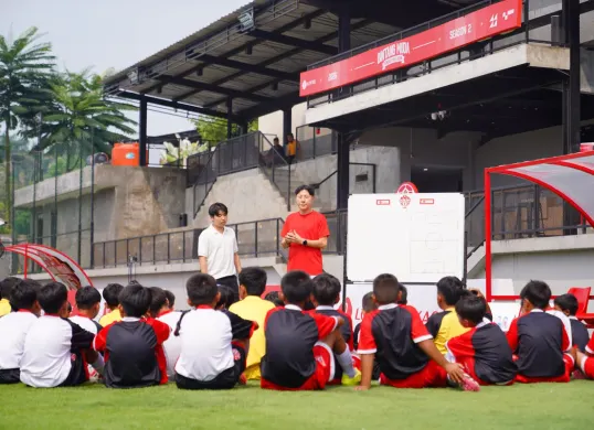 Shin Tae-yong bersama Ismed Sofyan dan Atep Rizal melatih 40 talenta muda terpilih dalam program LOTTE Bintang Muda Generasi Masa Depan 2026. (Sumber: Istimewa)