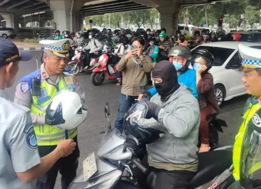 Operasi patuh di Jakarta Selatan oleh Sat Lantas, Jasa Raharja, Dishub, dan Satpol PP (Dok. X/TMCPoldaMetro)