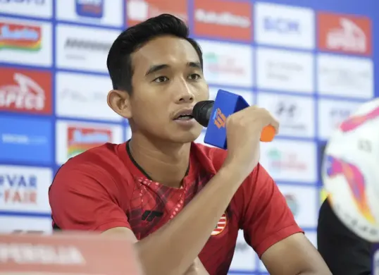 Kapten Persija Jakarta Rizky Ridho menyoroti kondisi rumput Jakarta International Stadium setelah Macan Kemayoran menang 2-1 atas Persik Kediri pada pekan ketujuh Super League 2026/2027. (Sumber: Persija.id)