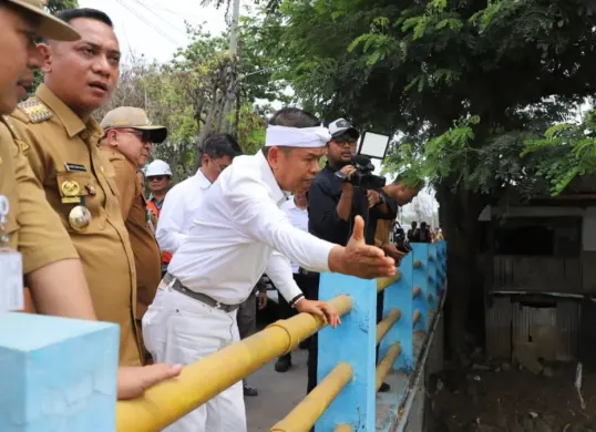 Bupati Bekasi Asep Surya Atmaja mendampingi Gubernur Jabar Dedy Mulyadi meninjau normalisasi Kali Cikarang Bekasi Laut di Desa Srimahi, Kecamatan Tambun Utara, Senin, 26 Oktober 2026. (Sumber: Dok. Pemkab Bekasi)