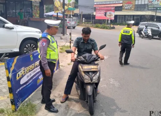 Pengendara terjaring Operasi Patuh Jaya di Simpang Living Plaza Jalan Raya Cinere, Kota Depok, Jawa Barat, Selasa, 27 Oktober 2026. (Sumber: Poskota/Angga Pahlevi)