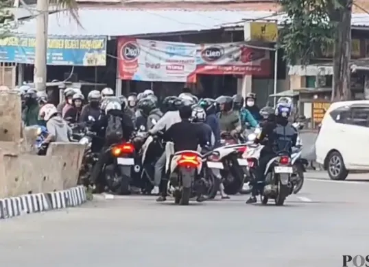 Puluhan pengendara motor nekat sebrangi trotoar untuo hindari petugas. (Sumber: Poskota/Veronica)