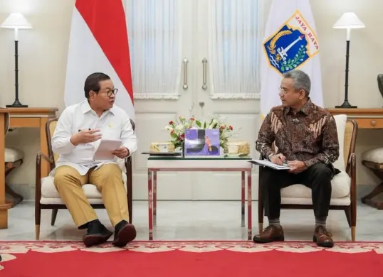 Gubernur DKI Jakarta, Pramono Anung (kiri) bersama Menteri Keuangan, Suahasil Nazara (kanan) saat di Balai Kota Jakarta, Selasa 27 Oktober 2026. (Sumber: Instagram/@pramonoanungw)