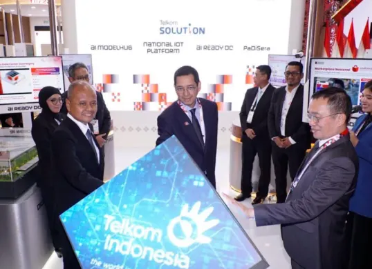 CTO Danantara Sigit Puji Santosa (kiri), Managing Director Strategic Technology Initiatives Danantara Irwan Rey (kanan), dan Direktur IT Digital Telkom Kharim I. G. Siregar (tengah). (Sumber: Telkom)