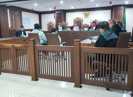 Terdakwa Bangun Paulus Tudungta menghadirkan dua saksi meringankan dalam sidang dugaan pemerasan dan pengancaman di PN Jakarta Pusat, Senin (26/10). (Sumber: Istimewa)