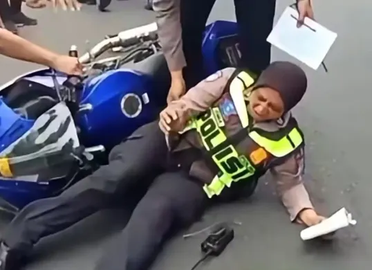 Pelajar tabrak polwan saat Operasi Patuh Semeru (Dok. Instagram/jawaheadline)