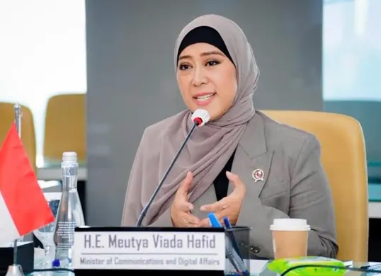 Menkomdigi Meutya Hafid menanggapi pernyataan mantan anggota Parlemen Singapura, Calvin Cheng, mengenai kabel internet bawah laut dan konektivitas digital Indonesia. (Sumber: Partai Golkar)