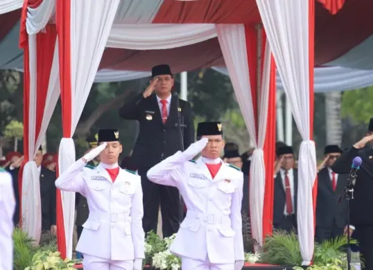 Bupati Bekasi, Asep Surya Atmaja saat memimpin upacara peringatan Hari Sumpah Pemuda ke-98 di Plaza Pemkab Bekasi, Cikarang Pusat, Rabu, 28 Oktober 2026. (Sumber: Dok. Istimewa)